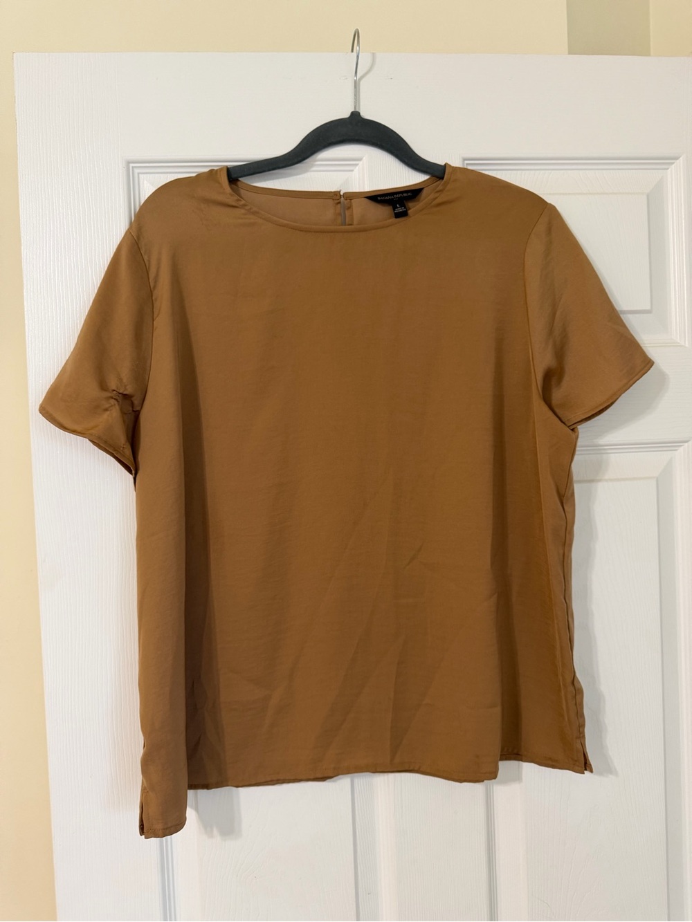 Banana Republic classic satin crew neck short sleeve party blouse camel